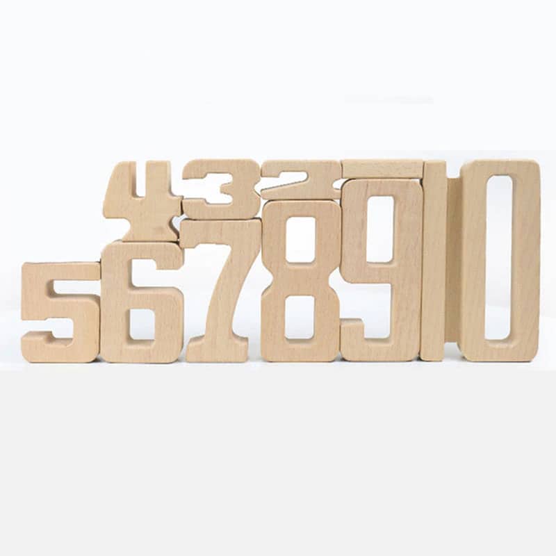 Un jeu de bois constitué de chiffres en bois assemblés pour faire une construction