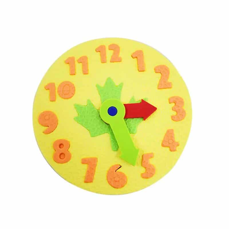 Un puzzle horloge jaune pour enfant avec la flèche des heures en rouge et la flèche des minutes en vert