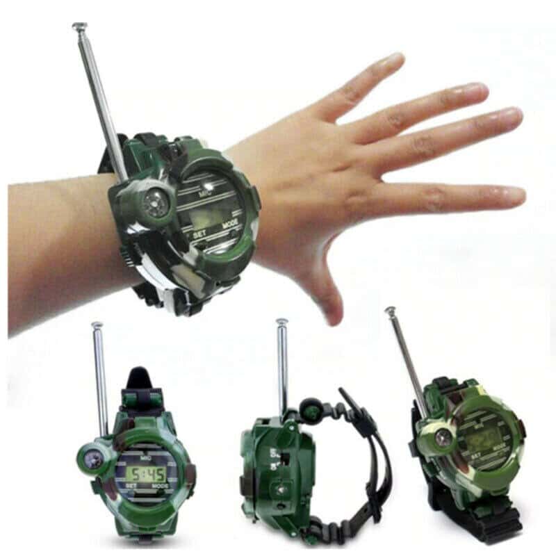 Une montre talkie walkie de couleur camouflage militaire avec un micro un écran LCD et une antenne