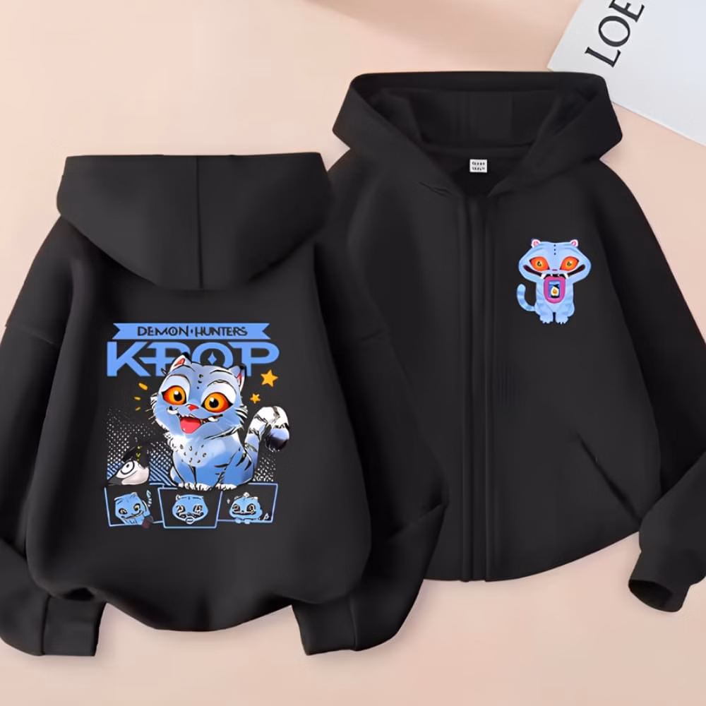 K-pop Demon Hunters Derpy hoodie with zipper in black color. The back is visible on the left with the large Derpy design, on the right the front of the hoodie. A zipper and a Derpy design on the heart side. On light pink background.